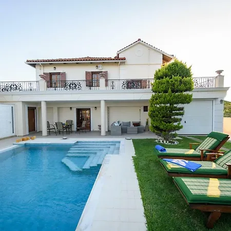 Nikol's Elegant Mansion With Pool! 别墅