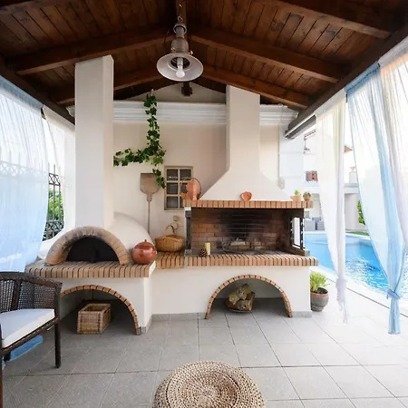 Nikol's Elegant Mansion With Pool! *