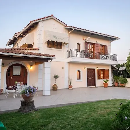 Nikol's Elegant Mansion With Pool!