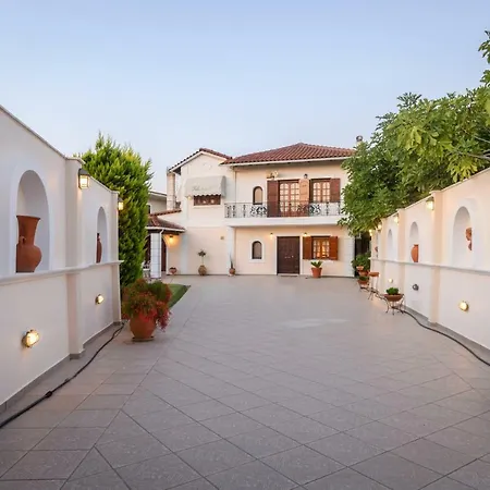 Nikol's Elegant Mansion With Pool! *