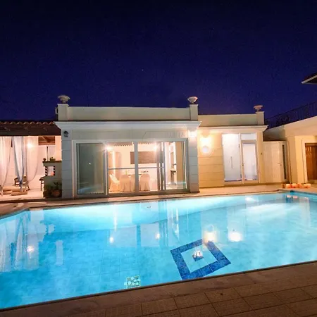 Nikol's Elegant Mansion With Pool! *