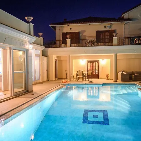Nikol's Elegant Mansion With Pool! 别墅 *